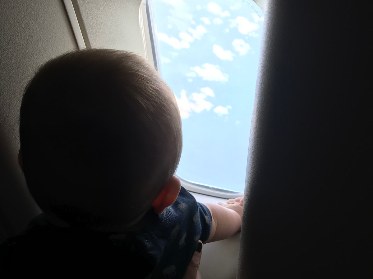Baby bagage vliegreis reis wat meenemen travel essentials