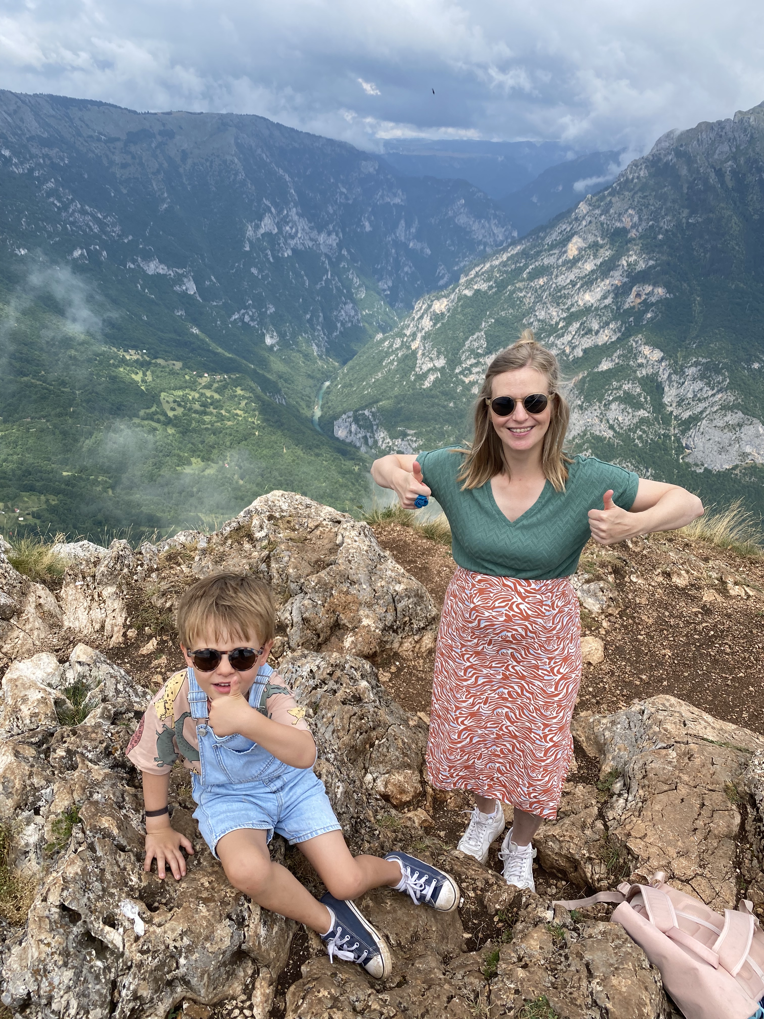 Foto op de top van de Durmitor in Montenegro boven de Tara vallei